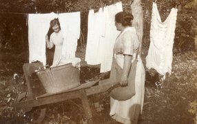 Tjenestepiger i gang med vasketøjet ca. 1915