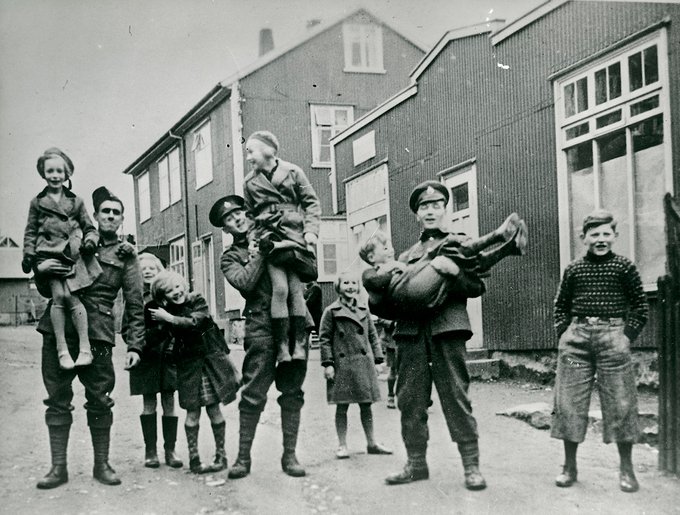 Fotoet fra 2. verdenskrig viser britiske tropper, der charmerer lokale børn