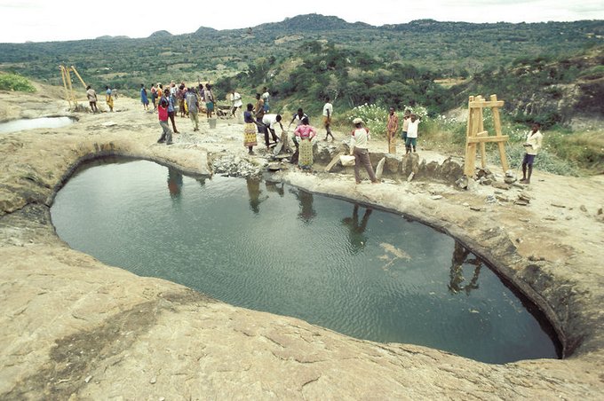 Billedet viser folk der arbejder på et vandprojekt i Kaijdao i Kenya