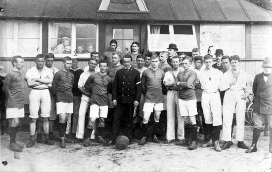 I Rønne på Bornholm blev der i 1910 spillet en kamp mellem et lokalt hold og et hold fra Søværnets krydser Hekla
