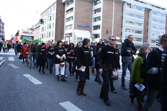 Kvinder går parade i København for at fejre 100-året for kvinders kommunale valgret