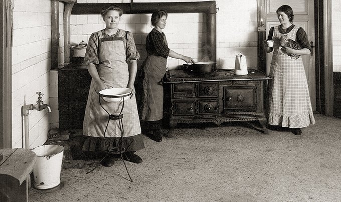 Kvinder på arbejde i køkken
