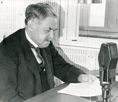 Vilhelm Buhl ved mikrofonen i september 1942
