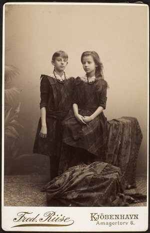 Foto af søstrene Edith (1879-1968) og Astrid Brandes (1880-1890) fra 1890