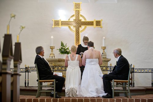 Bryllup i Åbyhøj Kirke mellem to kvinder