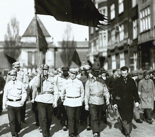 Aksel Larsen sammen med kommunistiske partifæller i uniform