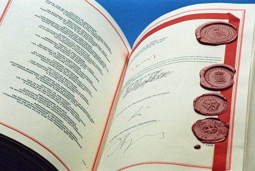 Amsterdam-traktaten med underskrift af Belgien, Danmark, Tyskland og Grækenland.