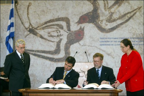 Anders Fogh Rasmussen og Per Stig Møller underskriver østudvidelselsaftalen 2003.
