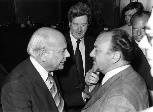 Anker Jørgensen i samtale med hollandsk statsmminister ved Europarådsmøde i Bruxelles 1976.