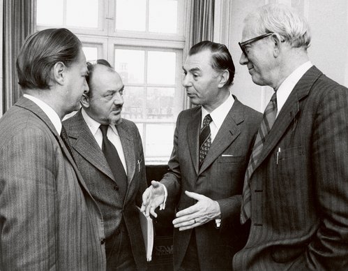 Anker Jørgensen i samtale med Ivar Nørgaard, Leo Tindemans og K.B. Andersen