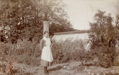Anna Hoppe ved drivhus i haven