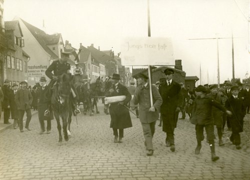 En gruppe mennesker er samlet til en tysksindet demonstration i Flensborg i 1920