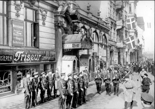 Engelske soldater står vagt foran Flensburger Hof