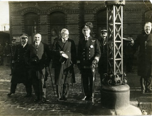 Tre medlemmer af CIS ses i civilt tøj. Den franske gesandt Paul Claudel, den engelske gesandt Charles Marling og det svenske medlem Oscar von Sydow.