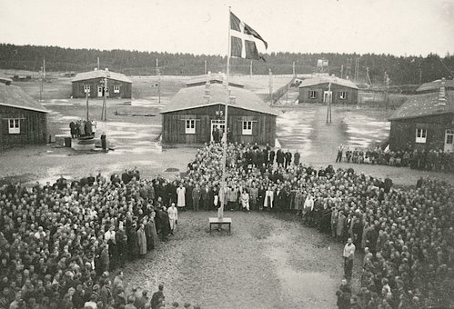 Befriede fanger omkring Frøslevlejrens flagstang 5. maj 1945