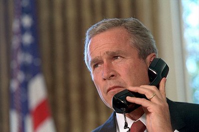 USA's præsident George W. Bush taler med New Yorks borgmester den 13.9. 2001, to dage efter angrebene på WTC