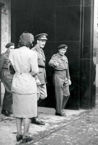 Feltmarskal Bernard Montgomery og hans stedfortræder i Danmark Henry Dewing foran Dagmarhus i København