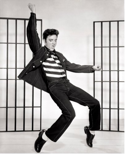 Her ses en 22-årig Elvis på et pressebillede til filmen Jailhouse Rock fra 1957