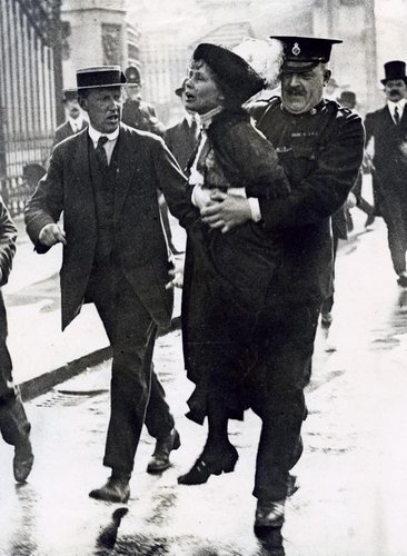 Emmeline Pankhurst arresteres i London, 1914