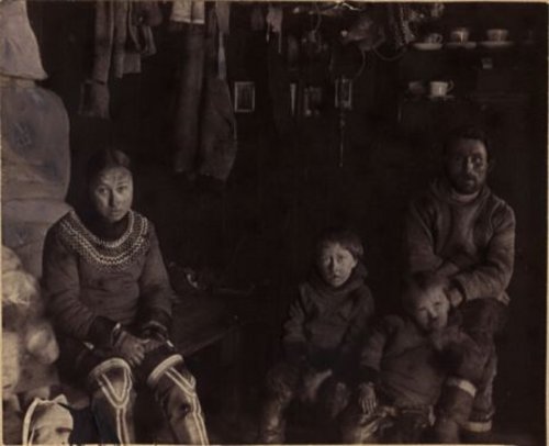 En grønlandsk familie i deres hjem.