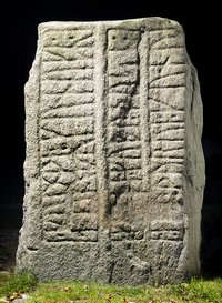 Forsiden af Gorm den Gamles runesten i Jelling