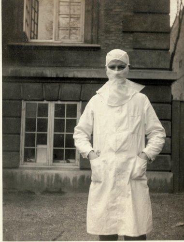 Læge Arthur Mårtensson med ansigtsmaske foran Marinelazarette