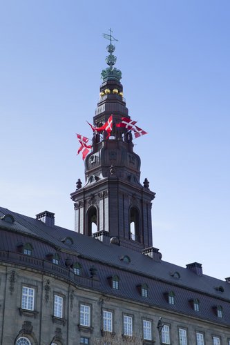 Tårnet på Christiansborg pyntet med Dannebrog