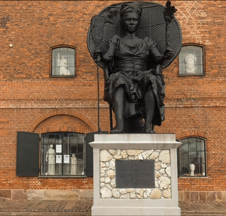 Statuen 'I am Queen Mary' foran Vestindisk Pakhus