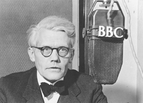 John Christmas Møller under en radiotale til Danmark fra BBC i London