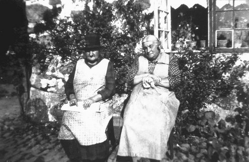 På Fyn fulgte Mathilde Christoffersen med i avisen, mens Hanne Andersen kunne passe sit strikketøj og samtidig lytte til krystalapparatet i 1936