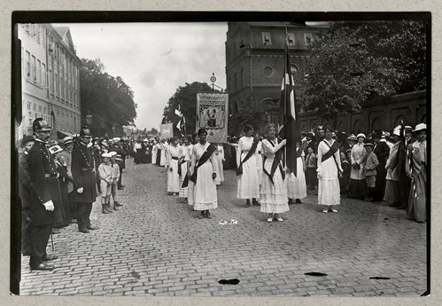 Kvindetoget på vej mod Amalienborg i 1915