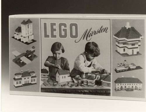 Kasse med LEGO Mursten som de hed i 1953