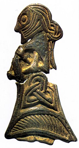 Lille sølvfigur fra Tissø af en kvinde med fine detaljer af dragten og frisuren