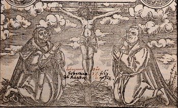Luther og kurfyrst Frederik den Vise af Sachsen knæler som tilgivne syndere for den korsfæstede Kristus