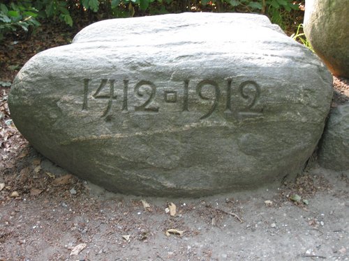Den anden af de mindre sten til minde om Margrete 1