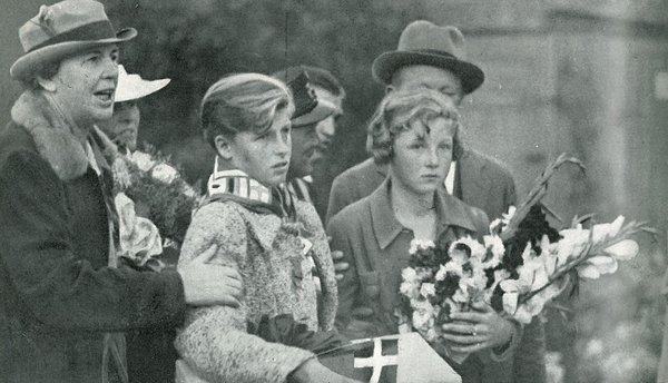 Ragnhild Hveger og Inge Sørensen ved hjemkomsten fra OL i Berlin i 1936