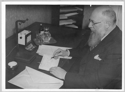 Stauning holder en radiotale under folketingsvalget i 1935