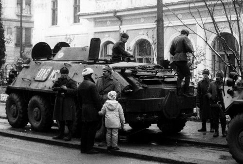 Rumænske civile og soldater omkring en pansret mandskabsvogn