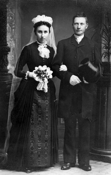 Brudepar med sortklædt brud fra 1800-tallet