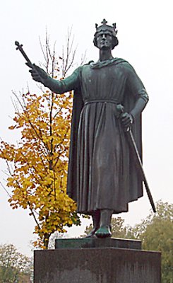 Statue af Valdemar den Store uden for Skt. Bendts kirke i Ringsted