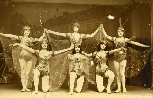Letpåklædte damer i Vennelyst Sommerrevy 1916