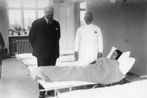 Stauning ved et besøg på Aarhus Kommunehospital i 1929