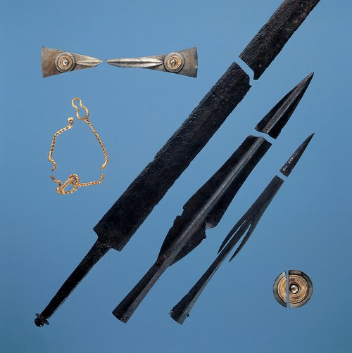 Eksempler på bevidst destruerede våben og andet udstyr, der vidner om rituelle handlinger