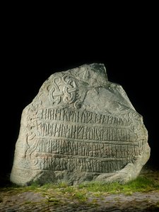 Skriftsiden på Harald Blåtands runesten i Jelling