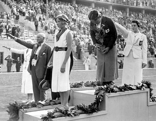 Inge Sørensen på sejrsskamlen ved de olympiske lege i Berlin 1936