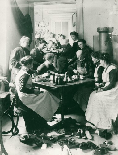 Kvinder i Flensborg lærer at forsåle fodtøj under 1. verdenskrig