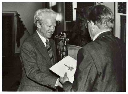 K.E. Løgstrup i færd med at modtage hædersbevis, 1979