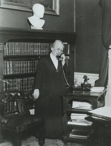 Nina Bang fotograferet i sit arbejdsværelse, ca. 1925