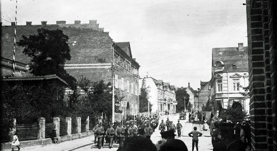 Internerede danske mænd føres ud af Sønderborghus af tyske soldater