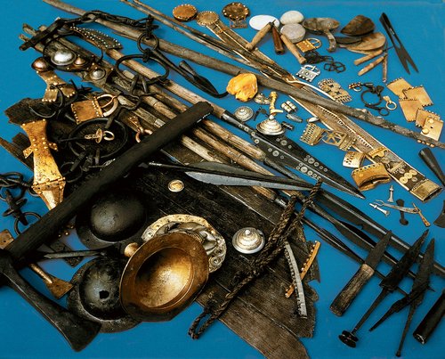 Udvalg af våben og andet udstyr fra den store ofring i Illerup Ådal fra ca. 205 e.v.t. 